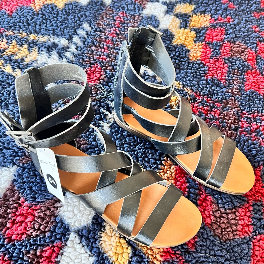 Universal Thread Sandals. Woman’s Sandals.
